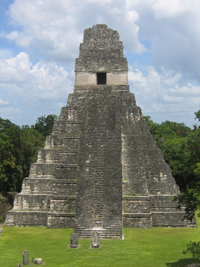 Biara Tikal, dengan nama lain Yax Mutal, menjulang setinggi 47 meter.