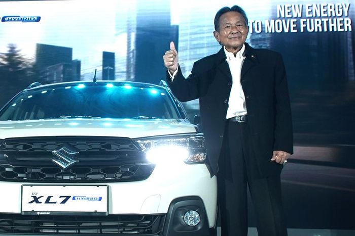 Soebronto Laras (kanan) saat peluncuran XL7 Hybrid