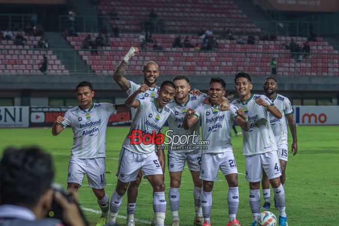 (Dari kiri ke kanan) Dedi Kusnandar, David Da Silva, Kakang Rudianto, Marc Klok, Frets Butuan, I Putu Gede Juni Antara, dan Levy Madina sedang selebrasi gol Persib dalam laga pekan ke-13 Liga 1 2023 melawan Bhayangkara FC di Stadion Patriot Candrabhaga, Bekasi, Jawa Barat, Sabtu (23/9/2023).