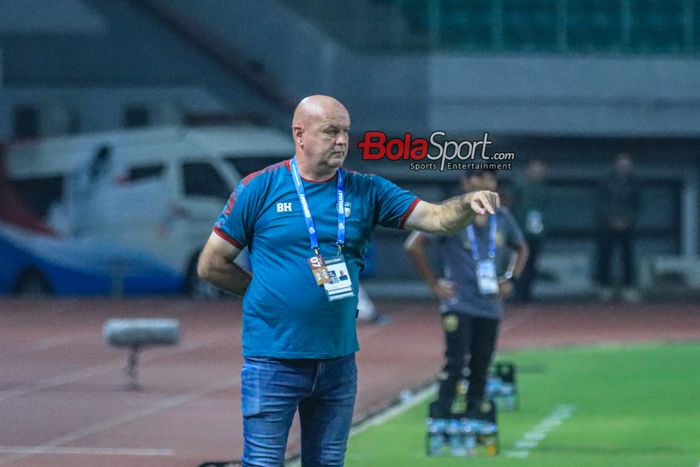 Pelatih Persib Bandung, Bojan Hodak, sedang memberikan intruksi kepada para pemainnya saat bertanding di Stadion Patriot Candrabhaga, Bekasi, Jawa Barat, Sabtu (23/9/2023).