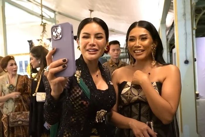 Nikita Mirzani bertemu Anggun C Sasmi dan diberi nasihat oleh sang penyanyi.