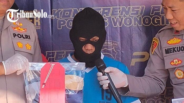 Pelaku pencabulan siswi SMP di Wonogiri, MU (45) memberikan keterangan saat jumpa pers di Mapolres Wonogiri, Jumat (22/9/2023). 