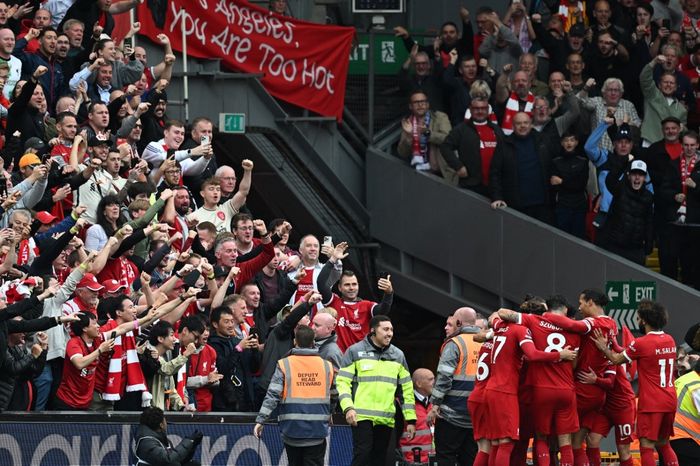 Para pemain Liverpool merayakan gol Darwin Nunez ke gawang West Ham United pada matchweek 6 Liga Inggris 2023-2024 di Stadion Anfield, Minggu (24/9/2023).