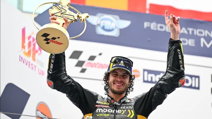 Pembalap Mooney VR46 Racing, Marco Bezzecchi mengangkat trofi juara usai memenangi balapan MotoGP India 2023 di Sirkuit Buddh, Uttar Pradesh, India, Minggu (24/9/2023)