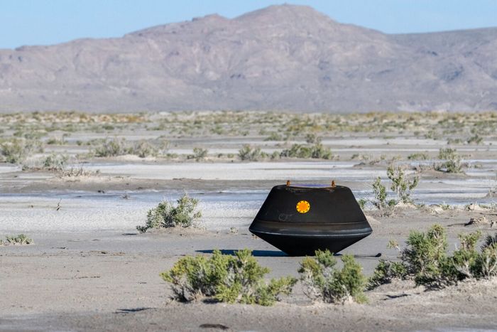 Kapsul OSIRIS-REx yang membawa sampel dari asteroid Bennu. Asteroid tersebut mengandung material yang menjadi kunci tentang sejarah pembentukan tata surya dan kehidupan.