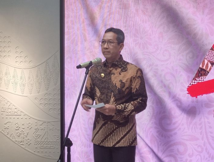Pejabat Gubernur DKI Jakarta Heru Budi Hartono meresmikan Bentara Budaya Art Gallery di Menara Kompas lantai 8, Jakarta, Selasa (26/9/2023).
