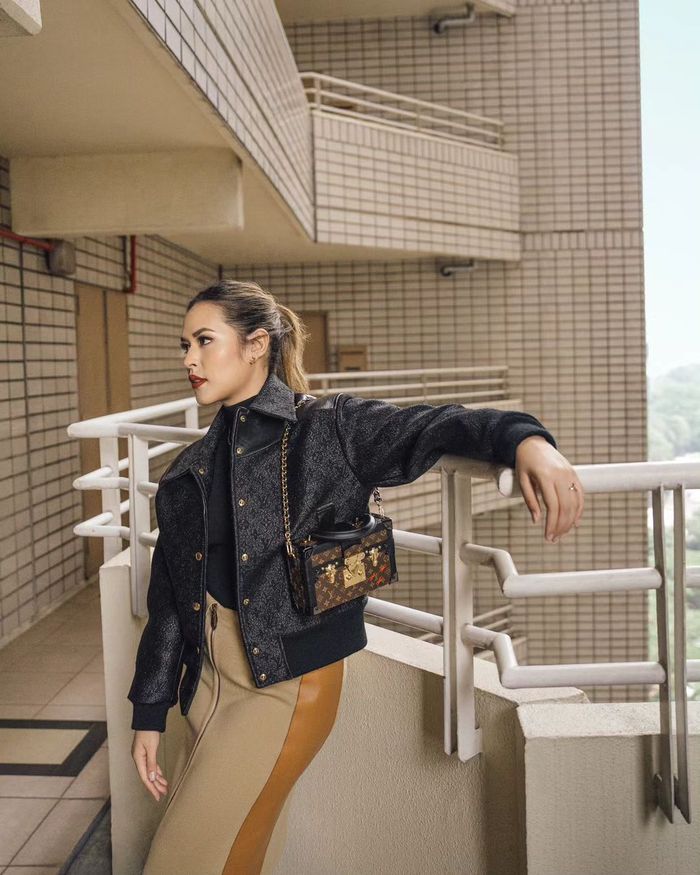 Gaya mewah Raisa kenakan tas Louis Vuitton.