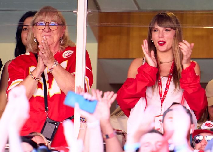 Taylor Swift nonton pertandingan Travis Kelce bareng mama Donna Kelce