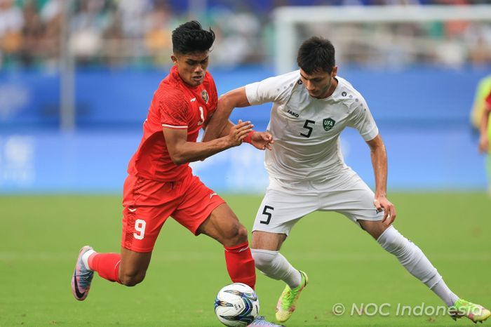 Penyerang Timnas U-24 Indonesia, Ramadhan Sananta saat berhadapan dengan pemain Uzbekistan dalam laga babak 16 besar Asian Games 2023.