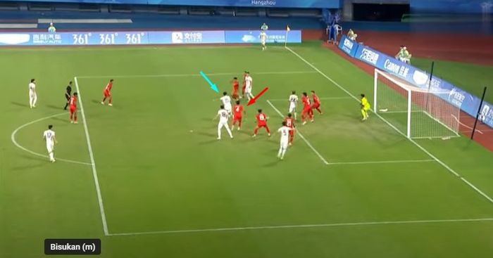 Momen pemain Uzbekistan melepaskan diri dari kawalan Kadek Arel untuk mencetak gol ke gawang timnas U-24 Indonesia. 