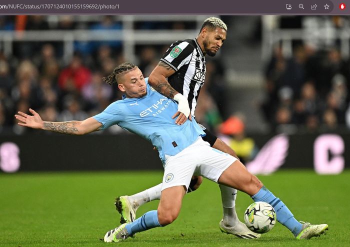 Gelandang Manchester City, Kalvin Phillips, berebut bola dengan gelandang Newcastle United, Joelinton, pada laga Piala Liga Inggris 2023-2024 di Stadion St. James' Park, Rabu (27/9/2023).