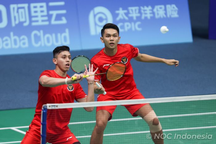 Ganda putra Indonesia, Fajar Alfian/Muhammad Rian Ardianto, saat tampil beraksi di babak perempat final antara Indonesia vs Korea Selatan pada bulu tangkis beregu Asian Games 2022, di Binjiang Gymnasium, Hangzhou, China, Jumat (29/9/2023)