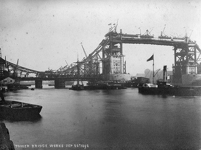 Tower Bridge sedang dibangun, 1892.