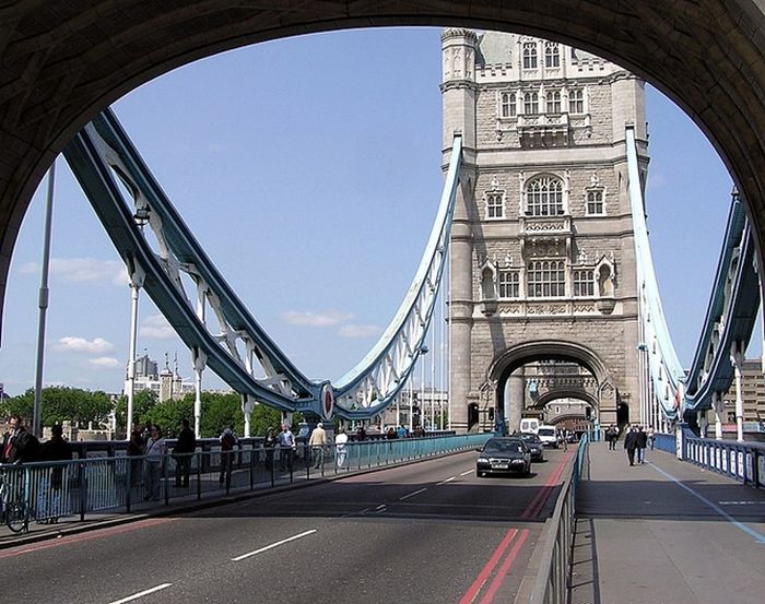 Sekitar 40.000 warga London melintasi jembatan Tower Bridge ini setiap hari.