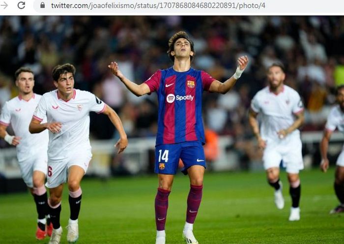 Ekspresi Joao Felix usai gagal menuntaskan peluang emas yang didapatnya menjadi gol dalam laga versus Sevilla, Sabtu (30/9/2023).