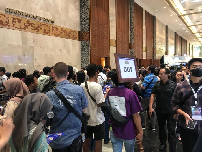 Kepadatan antrean manusia di hari pertama acara KAI Expo 2023 di Jakarta Convention Center, Jakarta Pusat.
