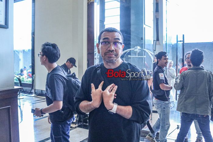 Anggota Komite Eksekutif (Exco) PSSI, Arya Sinulingga, sedang memberikan keterangan kepada awak media di Hotel Royal, Kuningan, Jakarta, Minggu (1/10/2023).