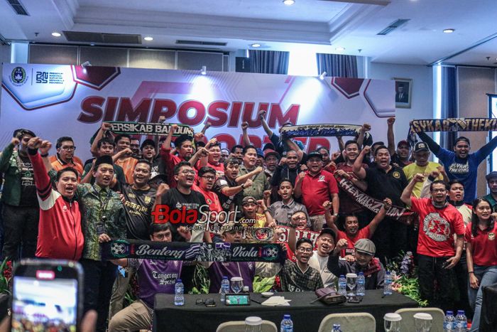 Ketua Umum PSSI, Erick Thohir, sedang berfoto bersama dengan para peserta Simposium Suporter Sepak Bola Nasional 2023 di Hotel Royal, Kuningan, Jakarta, Minggu (1/10/2023).