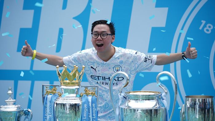 Suporter Manchester City di Indonesia berkesempatan berfoto dengan trofi-trofi yang diraih pada musim treble 2022-2023.