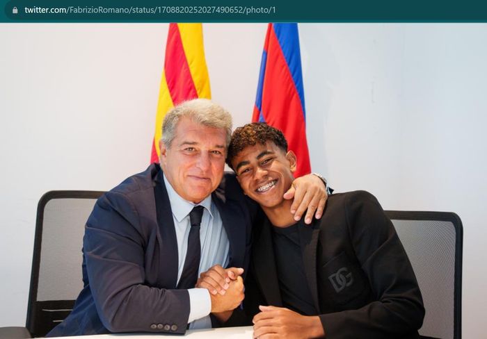 Presiden Barcelona, Joan Laporta, dan wonderkid mereka, Lamine Yamal, berfoto bersama usai penandatanganan kontrak baru.