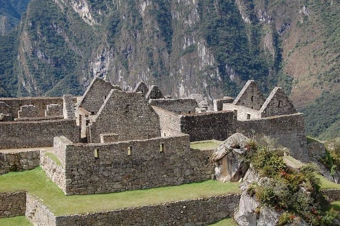 Contoh bangunan kallanka di Machu Picchu yang digunakan untuk keperluan administrasi. Mereka dibangun menggunakan balok-balok batu granit berukir halus.