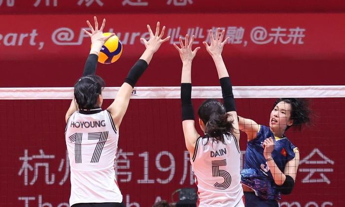 Kapten timnas voli putri Vietnam, Tran Thi Than Thuy melepaskan spike keras yang berusah dihalau oleh dua pemain Korea Selatan, Kim Dain dan Jung Hoyoung pada laga babak penyisihan voli Asian Games 2022, Minggu, 1 Oktober 2023