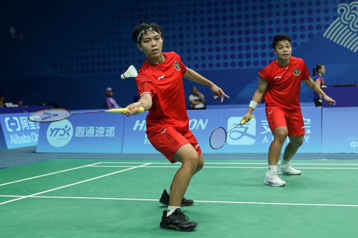 Pasangan ganda putri Indonesia, Apriyani Rahayu/Siti Fadia Silva Ramadhanti saat beraksi pada babak 32 besar Asian Games 2022 nomor perorangan, di Binjiang Gymnasium, Hangzhou, China, Selasa (3/10/2023)