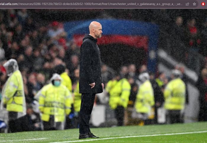 Ekspresi pelatih Manchester United, Erik ten Hag, di pinggir lapangan saat berhadapan dengan Galatasaray di Stadion Old Trafford, Selasa (3/10/2023).