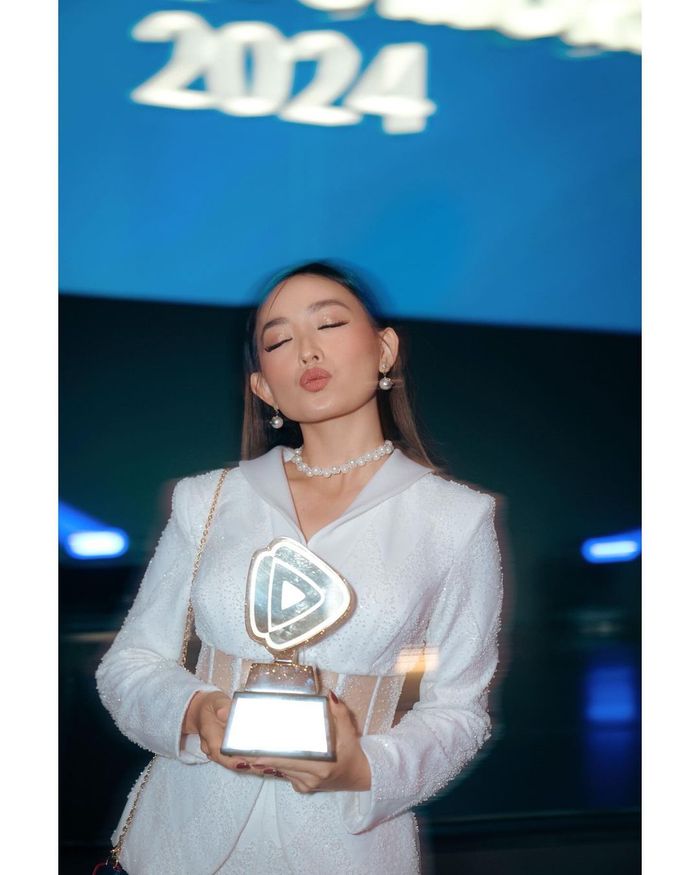 Natasha Wilona dengan piala yang didapatkan di acara WeTV Awards.