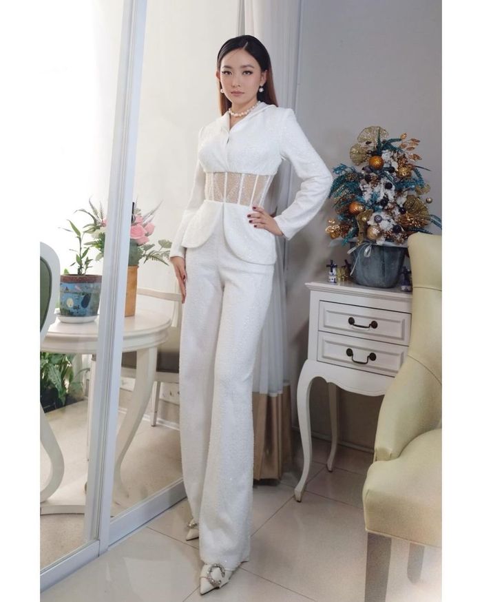 Penampilan Natasha Wilona dalam balutan jumpsuit rancangan desainer Vinka Wijaya.