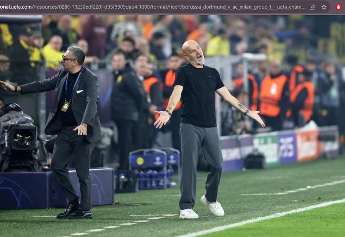 Pelatih AC Milan, Stefano Pioli, berada di pinggir lapangan dalam laga Liga Champions 2023-2024 melawan Borussia Dortmund di Stadion Signal Iduna Park, Rabu (4/10/2023).