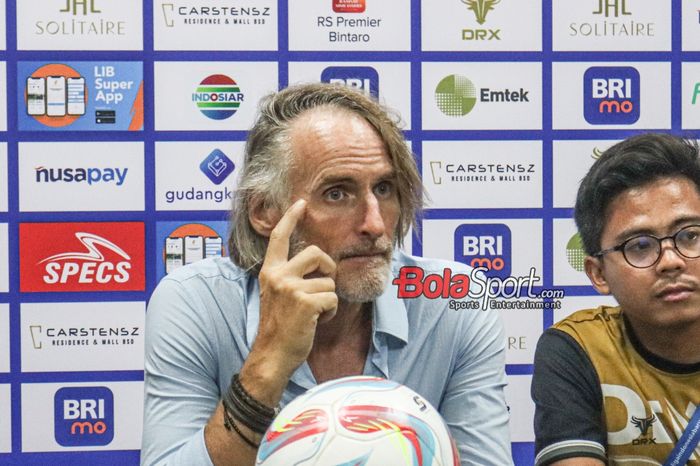 Pelatih Dewa United, Jan Olde Riekerink, sedang memberikan keterangan kepada awak media di Stadion Indomilk Arena, Tangerang, Banten, Jumat (6/10/2023) malam.