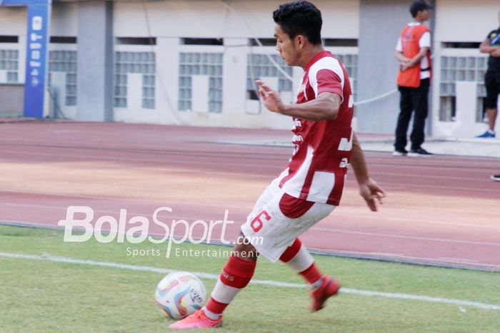 [Pemain Persis Solo Althaf Indie Alrizky ketika berlaga melawan Persikabo 1973 di Stadion Wibawa Mukti, Cikarang, Jumat (06/10/2023) Sore.