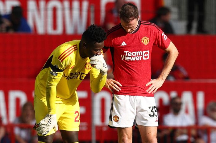 Dua pemain Manchester United, Andre Onana dan Jonny Evans, tengah berdiskusi dalam laga menghadapi Brentford pada matchwek ke-8 Liga Inggris 2023-2024, Sabtu (7/10/2023).