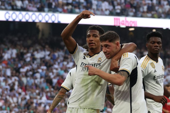 Jude Bellingham merayakan gol bersama Fede Valverde dalam laga pekan ke-9 Liga Spanyol antara Real Madrid dan Osasuna di Stadion Santiago Bernabeu, Sabtu (7/10/2023).