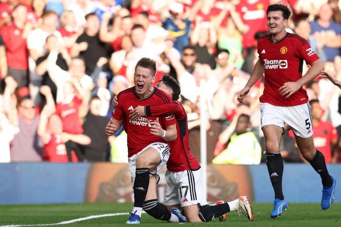 Scott McTominay (kiri) seperti membangkitkan Man United dari kematian setelah mencetak dua gol pembalik keadaan di masa injury time untuk kalahkan Brentford pada duel Liga Inggris di Old Trafford (7/10/2023).