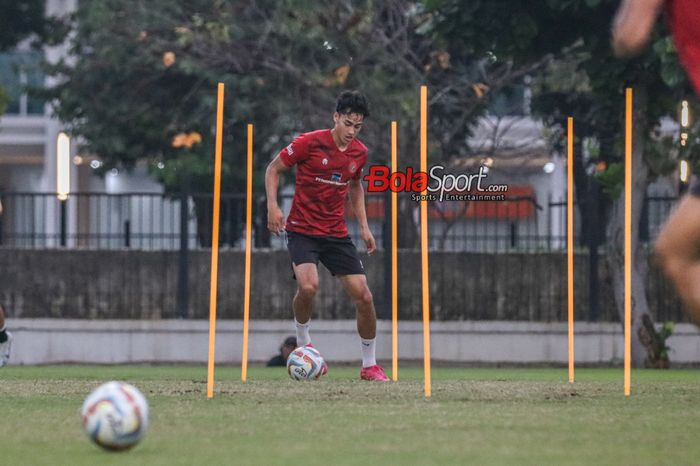 Rafael Struick sedang menguasai bola dalam sesi latihan timnas Indonesia di Lapangan A, Senayan, Jakarta, Senin (9/10/2023) siang.