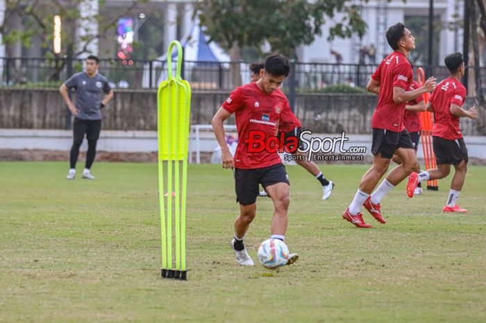 Dzaky Asraf sedang menguasai bola dalam sesi latihan timnas Indonesia di Lapangan A, Senayan, Jakarta, Senin (9/10/2023) siang.