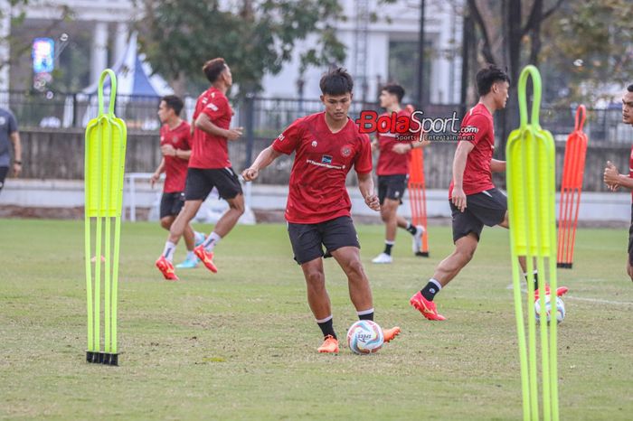 Hokky Caraka sedang menguasai bola dalam sesi latihan timnas Indonesia di Lapangan A, Senayan, Jakarta, Senin (9/10/2023) siang.