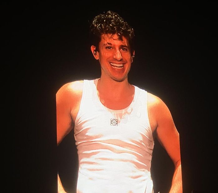 Penyanyi asal Amerika, Charlie Puth, sempat menyinggung soal kemacetan di Jakarta yang parah.