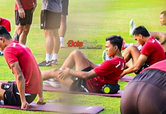 Edo Febriansah (tengah) sedang mengikuti sesi latihan timnas Indonesia di Lapangan A, Senayan, Jakarta, Senin (9/10/2023) siang.