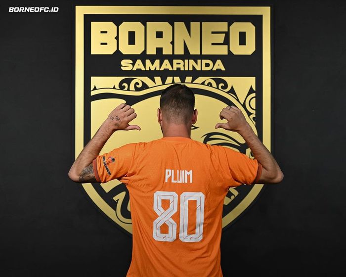 Wiljan Pluim mengenakan nomor punggung 80 bersama Borneo FC.