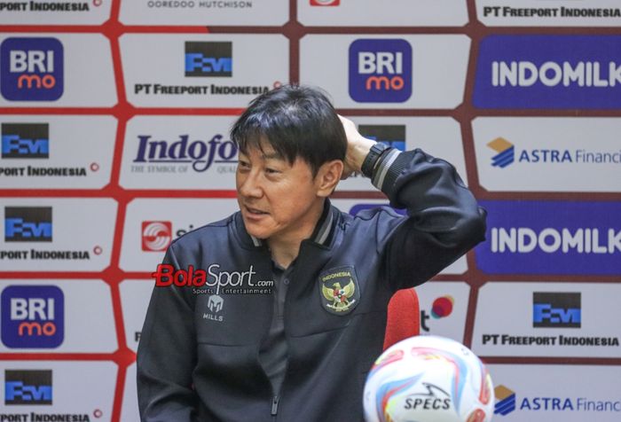 Pelatih timnas Indonesia, Shin Tae-yong, sempat memegangi kepalanya saat hadir dalam sesi jumpa pers di Media Center Stadion Utama Gelora Bung Karno, Senayan, Jakarta, Rabu (11/10/2023).