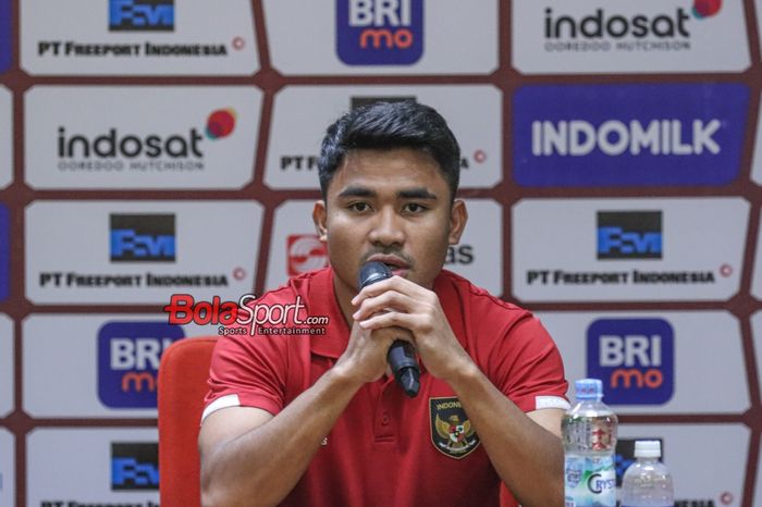 Pemain timnas Indonesia, Asnawi Mangkualam Bahar, sedang memberikan keterangan kepada awak media di Media Center Stadion Utama Gelora Bung Karno, Senayan, Jakarta, Rabu (11/10/2023).