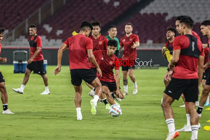 Dzaky Asraf (kanan) sedang berlatih bersama timnas Indonesia di Stadion Utama Gelora Bung Karno, Senayan, Jakarta, Rabu (11/10/2023).