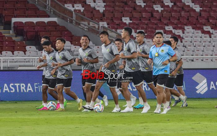 Sejumlah pemain timnas Brunei Darussalam sedang berlatih di Stadion Utama Gelora Bung Karno, Senayan, Jakarta, Rabu (11/10/2023).