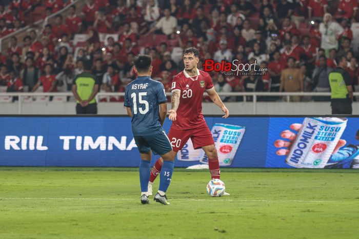 Shayne Pattynama (kanan) sedang menguasai bola saat bertanding dalam laga Kualifikasi Piala Dunia 2026 antara timnas Indonesia versus timnas Brunei Darussalam di Stadion Utama Gelora Bung Karno, Senayan, Jakarta, Kamis (12/10/2023).