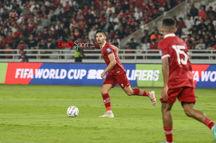 Sandy Walsh (kiri) sedang menguasai bola saat bertanding di Stadion Utama Gelora Bung Karno, Senayan, Jakarta, Kamis (12/10/2023).