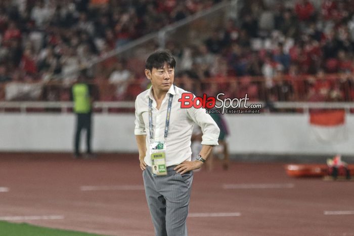 Pelatih timnas Indonesia, Shin Tae-yong, sedang memantau para pemainnya bertanding di Stadion Utama Gelora Bung Karno, Senayan, Jakarta, Kamis (12/10/2023).