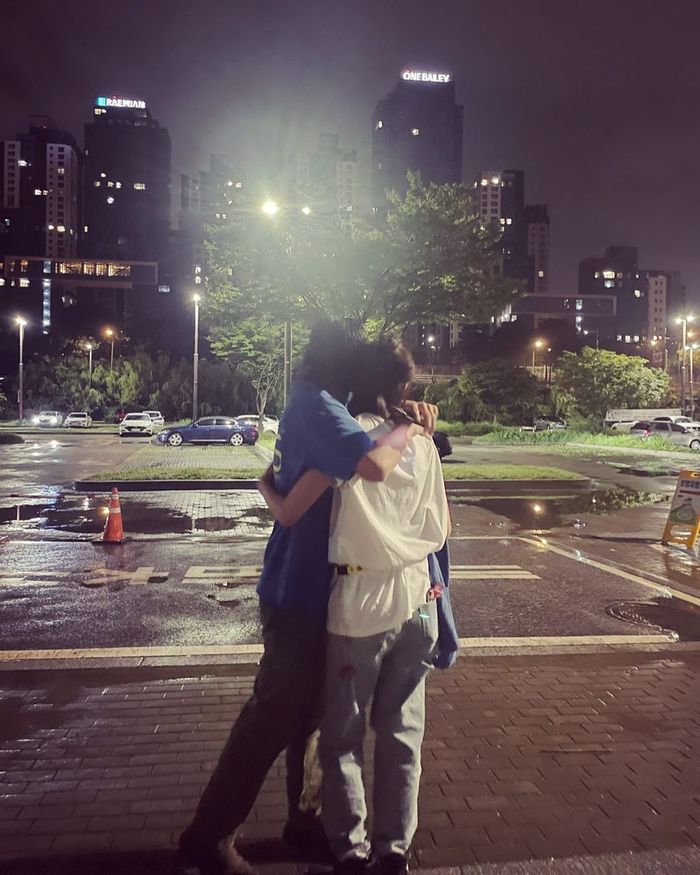 Foto kebersamaan Gong Hyo Jin dan Kevin Oh dalam postingan @rovvxhyo